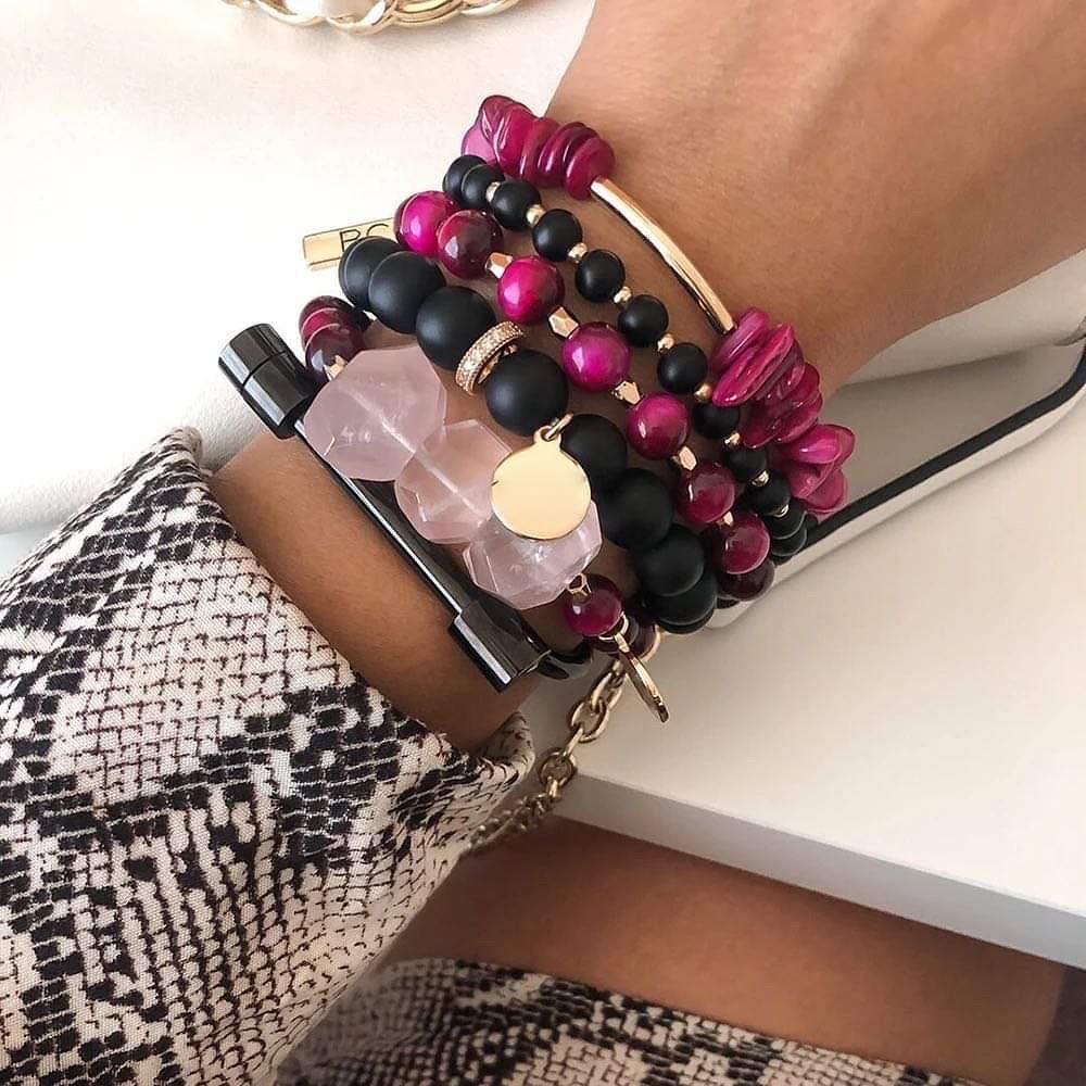 Pile de bracelets rose sauvage