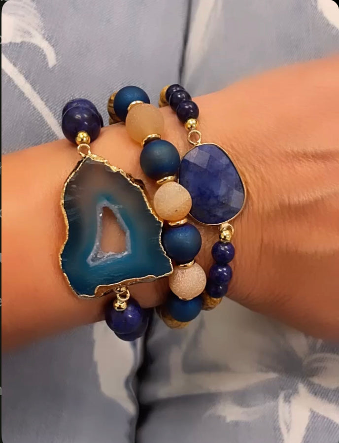 Pile de bracelets bleu sable